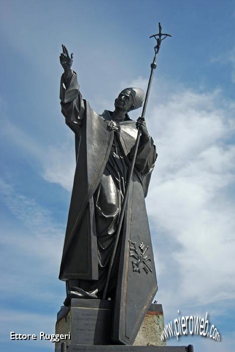 19 - la statua bronzea di Papa Paolo VI.JPG